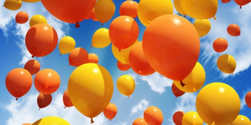 Gule og orange ballongar på himmelen
